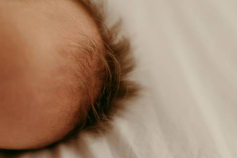 Ensaio lifestyle newborn em casa primeiros dias. Fotografa Renata Rocha Niteroi.'