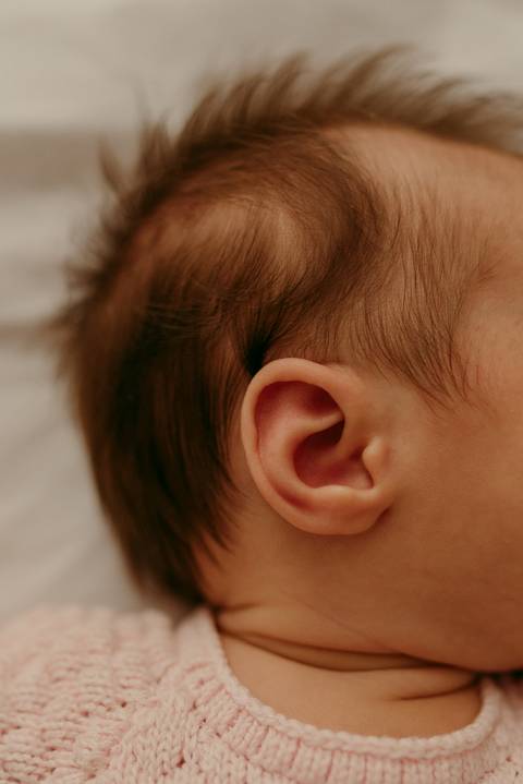 Ensaio lifestyle newborn em casa primeiros dias. Fotografa Renata Rocha Niteroi.'
