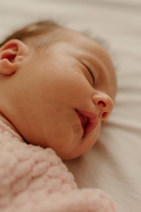 Ensaio lifestyle newborn em casa primeiros dias. Fotografa Renata Rocha Niteroi.'