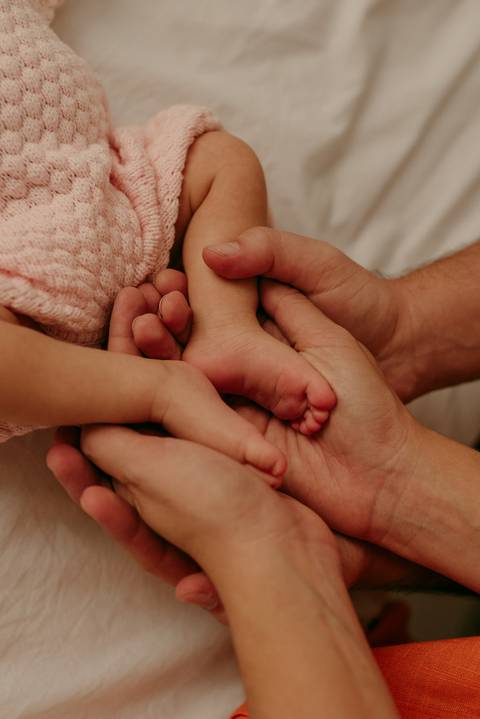 Ensaio lifestyle newborn em casa primeiros dias. Fotografa Renata Rocha Niteroi.'