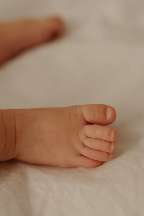 Ensaio lifestyle newborn em casa primeiros dias. Fotografa Renata Rocha Niteroi.'