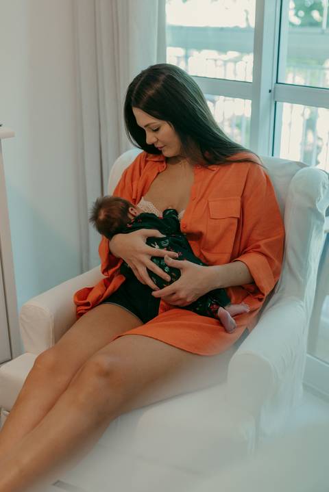 Ensaio lifestyle newborn em casa primeiros dias. Fotografa Renata Rocha Niteroi.'