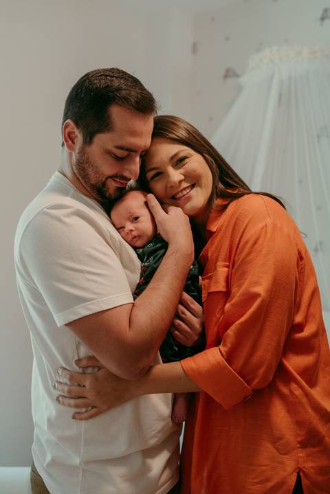 Ensaio lifestyle newborn em casa primeiros dias. Fotografa Renata Rocha Niteroi.'