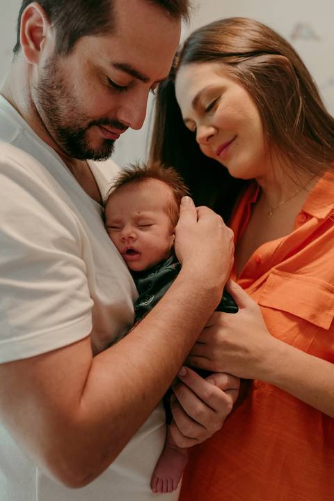 Ensaio lifestyle newborn em casa primeiros dias. Fotografa Renata Rocha Niteroi.'
