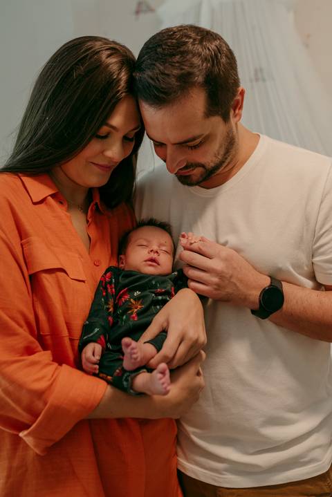 Ensaio lifestyle newborn em casa primeiros dias. Fotografa Renata Rocha Niteroi.'