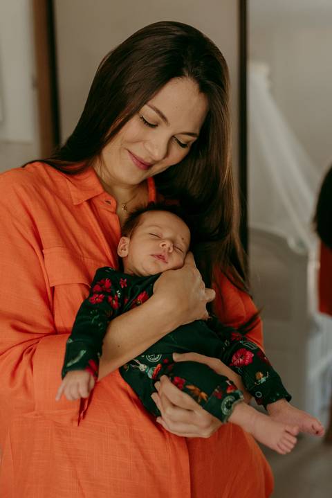 Ensaio lifestyle newborn em casa primeiros dias. Fotografa Renata Rocha Niteroi.'