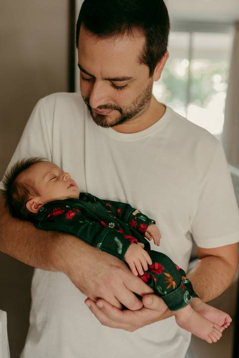 Ensaio lifestyle newborn em casa primeiros dias. Fotografa Renata Rocha Niteroi.'