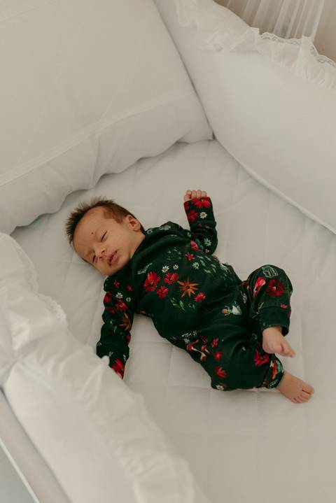 Ensaio lifestyle newborn em casa primeiros dias. Fotografa Renata Rocha Niteroi.'