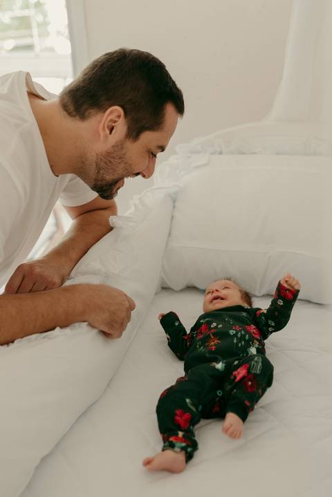 Ensaio lifestyle newborn em casa primeiros dias. Fotografa Renata Rocha Niteroi.'