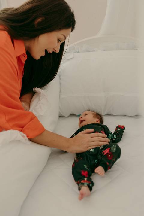 Ensaio lifestyle newborn em casa primeiros dias. Fotografa Renata Rocha Niteroi.'