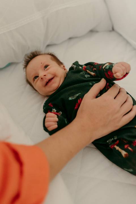 Ensaio lifestyle newborn em casa primeiros dias. Fotografa Renata Rocha Niteroi.'