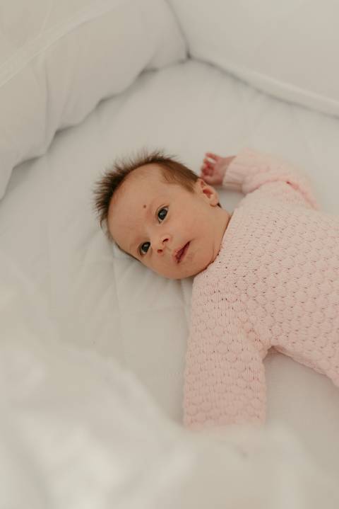 Ensaio lifestyle newborn em casa primeiros dias. Fotografa Renata Rocha Niteroi.'