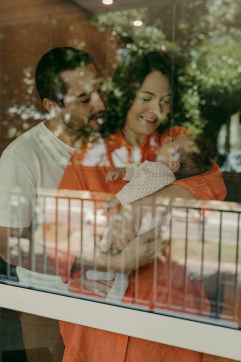 Ensaio lifestyle newborn em casa primeiros dias. Fotografa Renata Rocha Niteroi.'