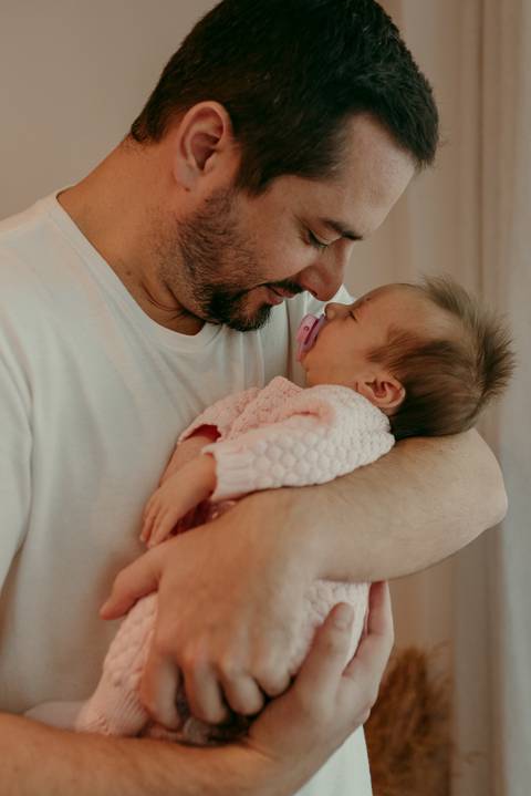 Ensaio lifestyle newborn em casa primeiros dias. Fotografa Renata Rocha Niteroi.'