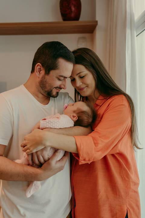 Ensaio lifestyle newborn em casa primeiros dias. Fotografa Renata Rocha Niteroi.'