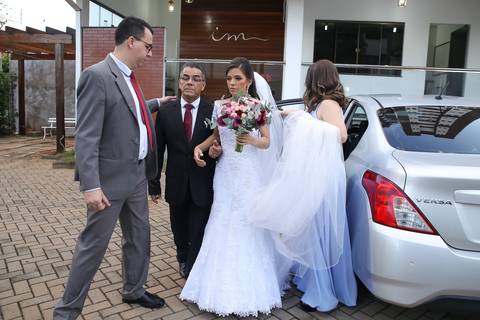 Pai buscando a noiva no carro'