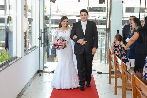 Noivos entrando na igreja'