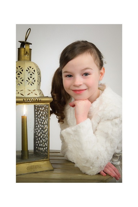 fotografia de estúdio menina de comunhão com vela'