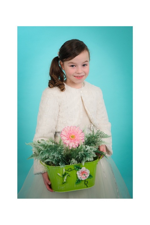 fotografia de estúdio menina de  comunhão com flores'
