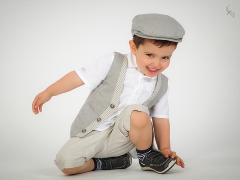 fotografia de estúdio miúdo alegre'