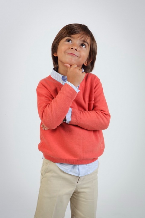 fotografia de estúdio miúdo a pensar'