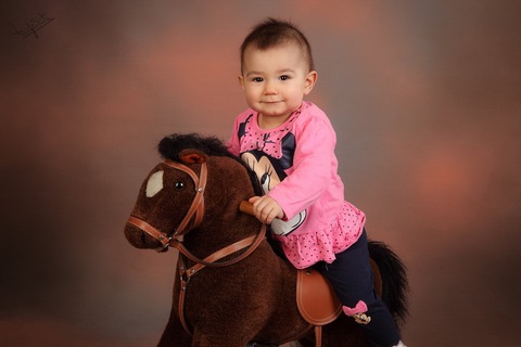 fotografia de estúdio menina a cavalo'