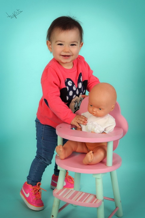 fotografia de estúdio menina com boneca'