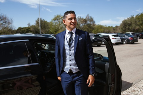 saída do noivo no carro'