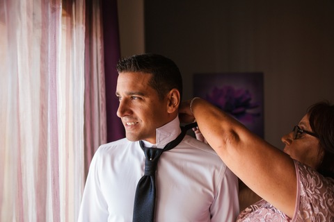 ajudar noivo a vestir'