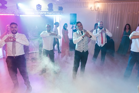 dança do noivo com amigos'