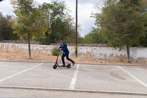 Marcelo no trotinete a caminho da Igreja'