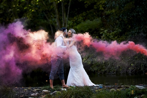 fotografia de casamento. fotografo de casamento. noivo e noiva. vestido de noiva. fumos.'