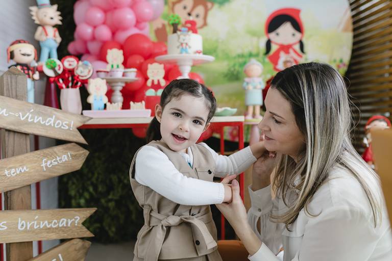 menina-com-mae-carinho-festa-em-casa