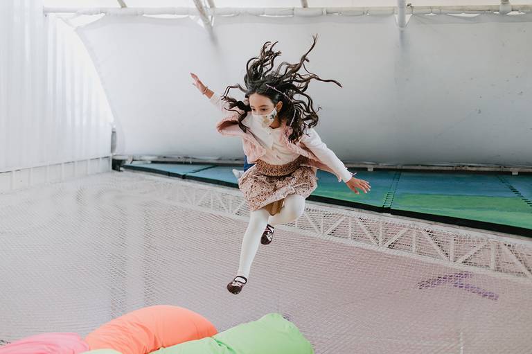 espaco tragaluz crianca pulando em festa infantil