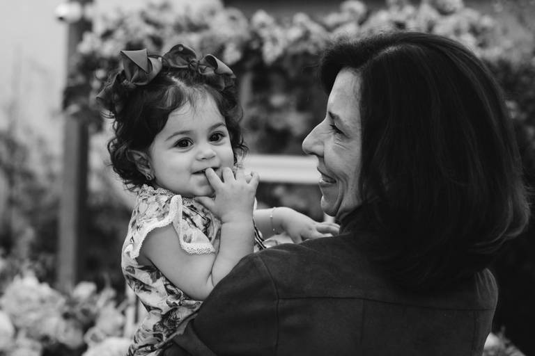 crianca-no-colo-avo-festa-crianca
