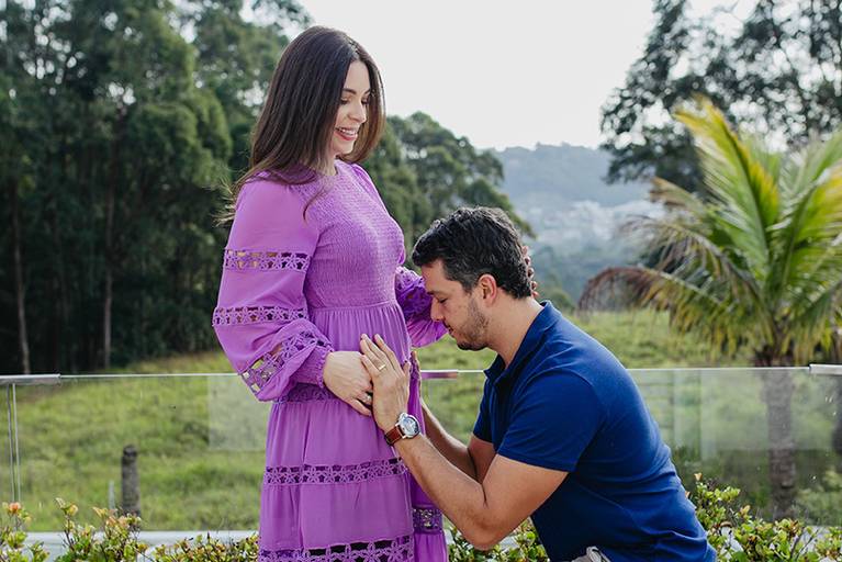 gestante-marido-beijando-barriga- ensaio-em-casa