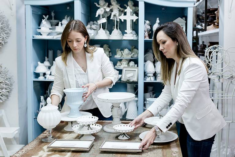 mulheres-organizando-decoracao-foto-perfil-profissional-empreendedoras-