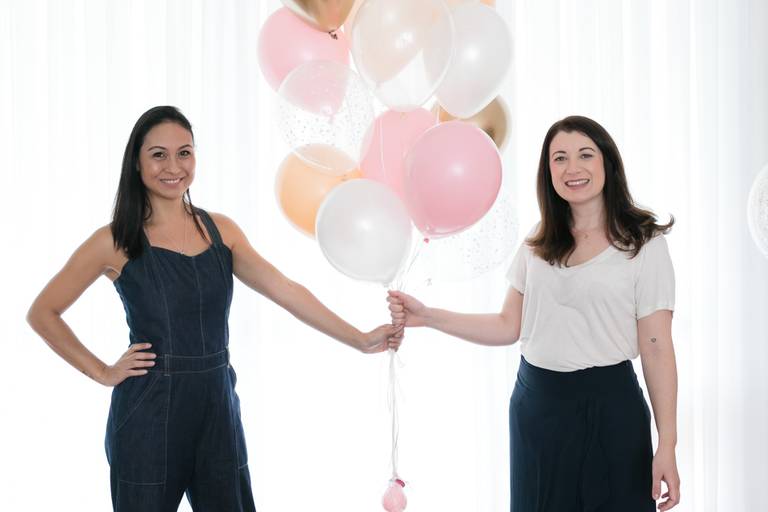 mulheres-segurando-baloes-foto-corporativa-empreendedoras-boombaloon
