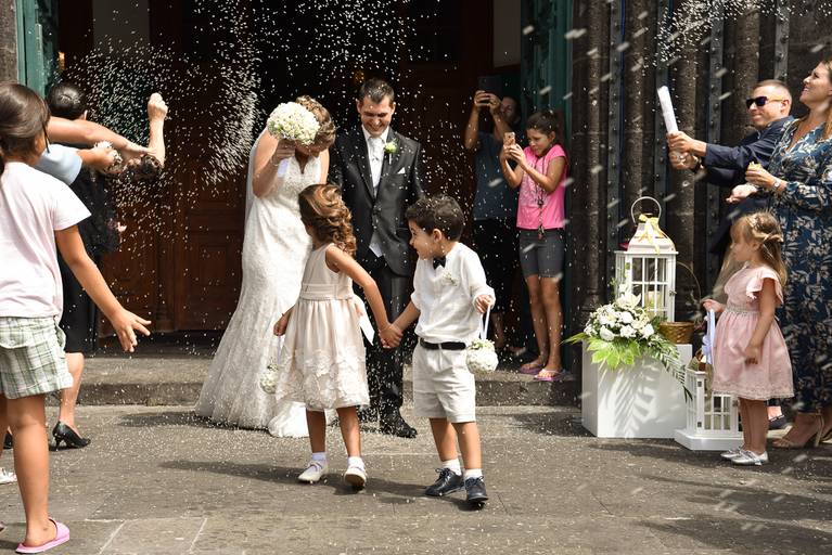 saída dos noivos e meninos dos anéis 