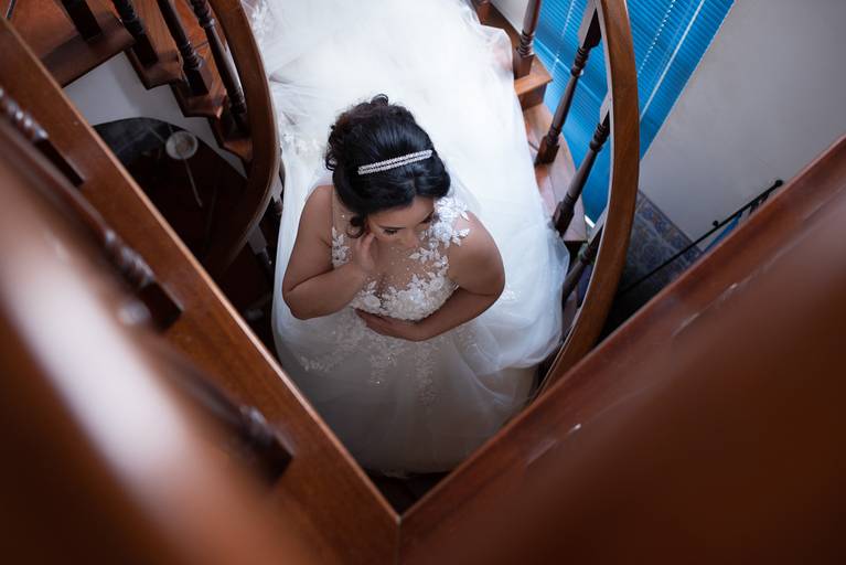 linda noiva nas escadas 