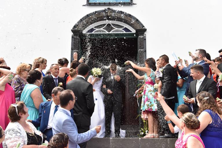 Noivos sair da Igreja da Ribeira das tainhas 
