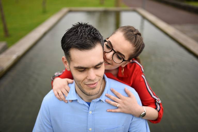 namorada a morder orelha do namorado