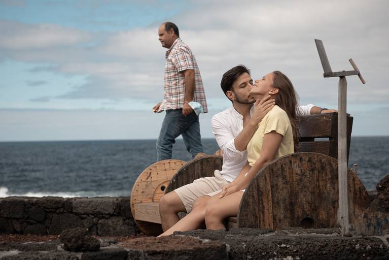 Mascara de Covid 19 incomodando na sessão fotográfica 