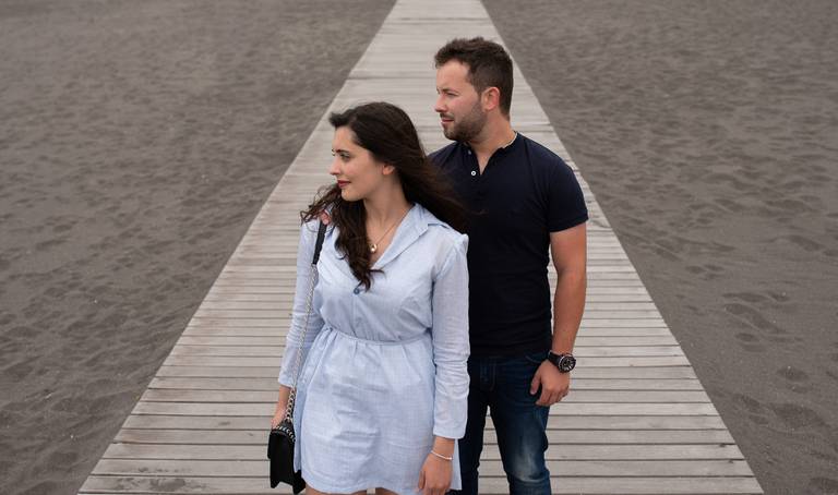 passeio de namorados pela praia