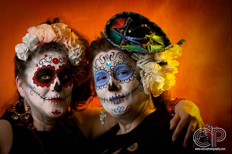 amigas disfrazadas de catrinas para día de muertos 