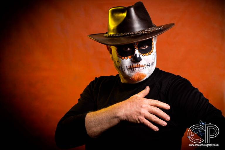 hombre pintado de catrina para celebración de dia de muertos mexico