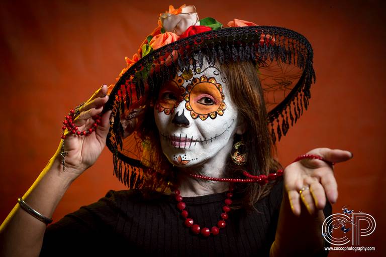color naranja para dia de muertos, catrinas para fotos
