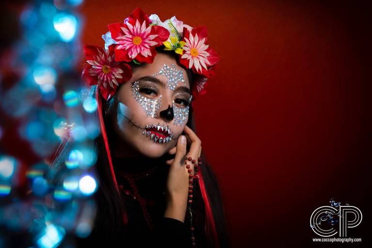 chica vestida de catrina para sesiona de fotos