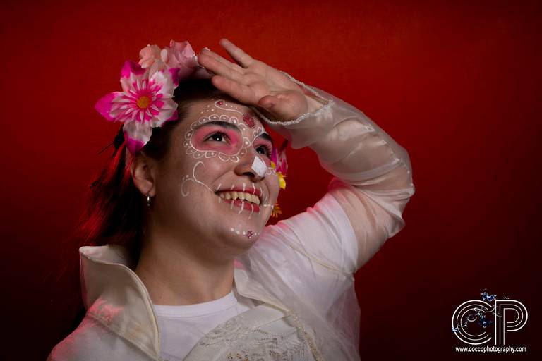 foto de chica vestida y maquillada de catrina color blanco y rosa