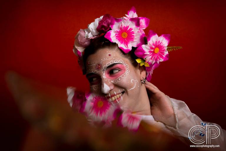 catrina con maquillaje color blanco y rosa 